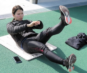 昨年の日本選手権の女子棒高跳びを制した那須真由。１年延期になった東京五輪を目指しトレーニングに励む＝兵庫県小野市内