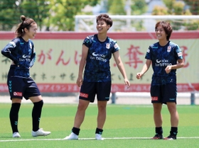 練習中に笑顔を見せるＩＮＡＣ神戸の（右から）岩渕、田中、仲田＝神戸レディースフットボールセンター（撮影・大森　武）