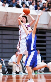 福岡戦第２クオーター、兵庫の沢田悠が跳躍力を生かしてジャンプシュート