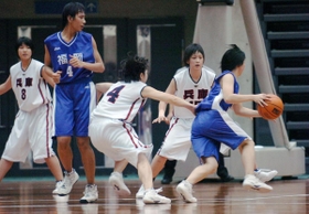 福岡戦第２クオーター、競り合う（左から）兵庫の広瀬真希、福岡の森ムチャ、兵庫の山下朋美、滝井亜里沙