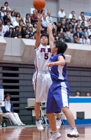 福岡戦第２クオーター、ジャンプシュートする山中美佳