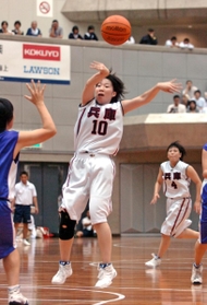 福岡戦第２クオーター、パスする兵庫の荒木恵美