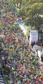 第９回神戸マラソンで元気にスタートラインを越えるランナー＝２０１９年１１月１７日、神戸市中央区