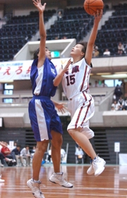 福岡戦第３クオーター、福岡の森ムチャ（左）にシュートを挑む兵庫の滝井亜里沙