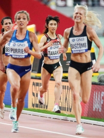 昨年の世界選手権女子５０００メートル決勝で日本歴代２位の１５分０秒０１をマークして１４位となった田中希実（中央）＝ドーハ（共同）