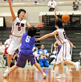 福岡戦延長　残り１０秒、パスのカットを狙う兵庫の山中美佳（５）と沢田悠（白６）