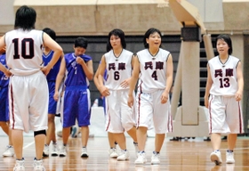 福岡戦で敗退し、整列に向かう兵庫の（右から）河合敬子、山下朋美、沢田悠ら