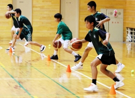 間隔を空けてドリブル練習をする西宮Ｕ１５ユースの選手＝西宮市、塩瀬体育館