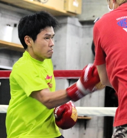 ６年ぶりの復帰戦を目指し、江藤日出典会長（右）とともに練習する大場浩平＝神戸市垂水区、サンライズジム