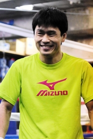 練習で笑みを見せる大場浩平＝神戸市垂水区、サンライズジム