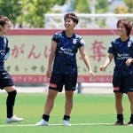 練習中に笑顔を見せるＩＮＡＣ神戸の（右から）岩渕、田中、仲田＝神戸レディースフットボールセンター（撮影・大森　武）