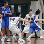 福岡戦第２クオーター、競り合う（左から）兵庫の広瀬真希、福岡の森ムチャ、兵庫の山下朋美、滝井亜里沙