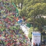 第９回神戸マラソンで元気にスタートラインを越えるランナー＝２０１９年１１月１７日、神戸市中央区