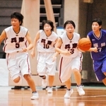 福岡戦第４クオーター、速攻を仕掛ける兵庫の山中美佳（５）、荒木恵美（１０）、河合敬子（１３）