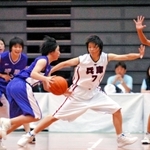 福岡戦第３クオーター、守る兵庫の夏山満智子（７）と山下朋美（左端）。右端は福岡の森ムチャ