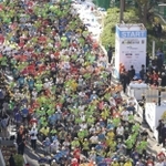 第９回神戸マラソンで元気にスタートラインを越えるランナー＝２０１９年１１月１７日、神戸市中央区