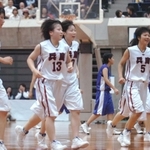 福岡戦を延長に持ち込み、笑顔でベンチに戻る兵庫の（右から）山中美佳、荒木恵美、河合敬子、沢田悠
