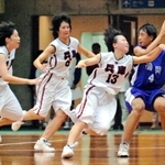 福岡戦延長　残り４秒、競り合う（左から）兵庫の荒木恵美、沢田悠、河合敬子、福岡の森ムチャ