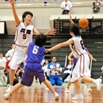 福岡戦延長　残り１０秒、パスのカットを狙う兵庫の山中美佳（５）と沢田悠（白６）