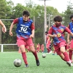 マスク代わりのネックチューブを着用し、練習する神戸弘陵高の男子サッカー部員。サッカーも代替大会開催が決まった＝１日、神戸市北区山田町（撮影・後藤亮平）