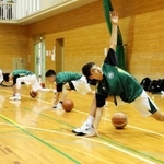 体幹トレーニングに励む西宮Ｕ15ユースの選手＝西宮市、塩瀬体育館