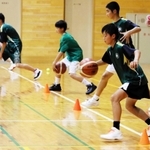 間隔を空けてドリブル練習をする西宮Ｕ１５ユースの選手＝西宮市、塩瀬体育館