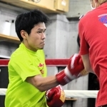 ６年ぶりの復帰戦を目指し、江藤日出典会長（右）とともに練習する大場浩平＝神戸市垂水区、サンライズジム