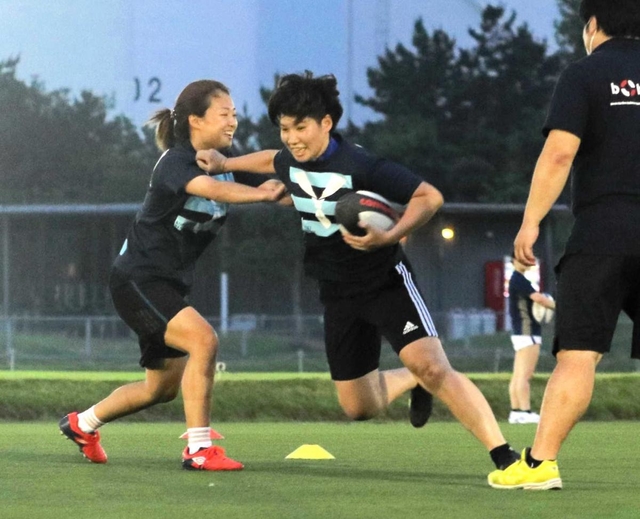 １日から接触プレーの練習が段階的に解禁され、体を動かす神戸ファストジャイロの選手ら＝神戸市東灘区