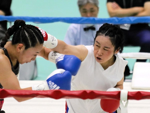 ３回、神田桃子（左）にパンチを浴びせる長井香織