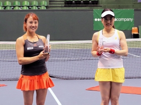 優勝した加藤未唯（左）と準優勝の今西美晴＝三木市志染町見津田、ブルボンビーンズドーム