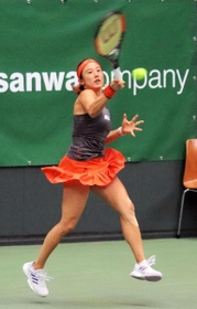 女子決勝　力強くフォアハンドを放つ加藤未唯