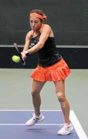女子決勝　バックハンドで打ち返す加藤未唯