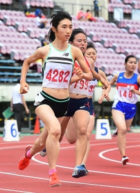 女子８００メートル　２分４秒６６の兵庫新記録で優勝した田中希実（手前）＝撮影・秋山亮太