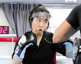 自身初の日本タイトル戦に向けて練習する長井香織＝神戸市東灘区、真正ジム