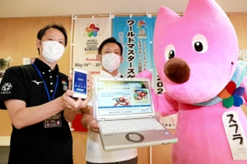 大会をＰＲする「ワールドマスターズゲームズ２０２１関西」兵庫県実行委の職員と大会マスコットキャラのスフラ（右）＝兵庫県神戸総合庁舎