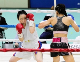 序盤に神田桃子（右）のパンチをかわす長井香織＝神戸市立中央体育館