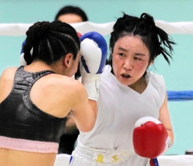 最終６回、パンチを浴びせる長井香織（右）