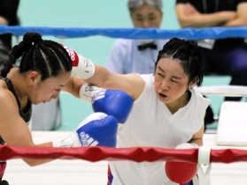 ３回、神田桃子（左）にパンチを浴びせる長井香織