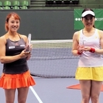 優勝した加藤未唯（左）と準優勝の今西美晴＝三木市志染町見津田、ブルボンビーンズドーム