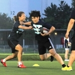 １日から接触プレーの練習が段階的に解禁され、体を動かす神戸ファストジャイロの選手ら＝神戸市東灘区