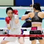 序盤に神田桃子（右）のパンチをかわす長井香織＝神戸市立中央体育館