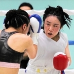 最終６回、パンチを浴びせる長井香織（右）