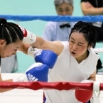 ３回、神田桃子（左）にパンチを浴びせる長井香織