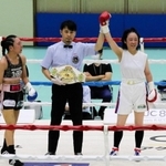 判定勝ちを収めて喜ぶ長井香織（右端）。左端は敗れた神田桃子