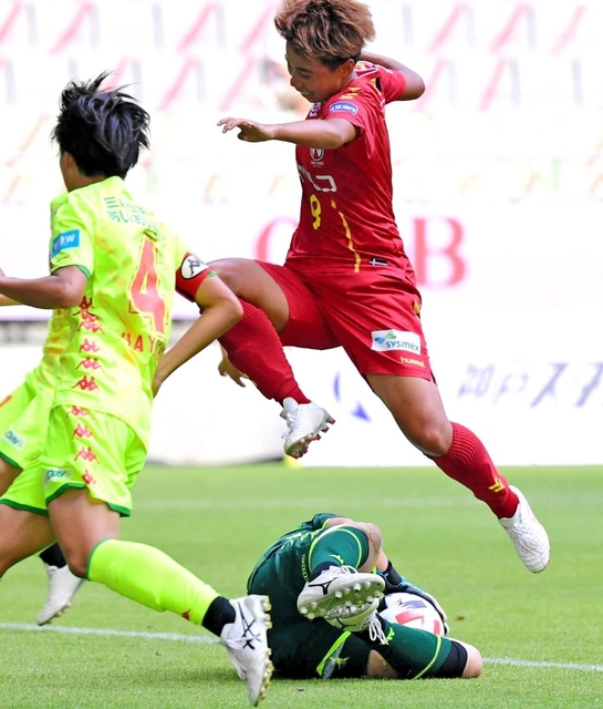 ＩＮＡＣ神戸-千葉　前半、縦パスに飛び込む神戸の田中美南＝神戸市兵庫区御崎町１、ノエビアスタジアム神戸（撮影・中西幸大