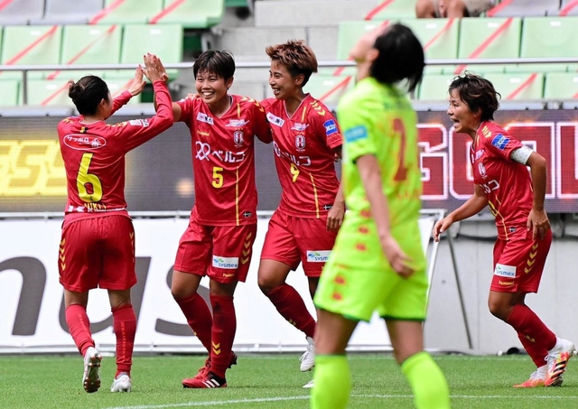 INAC神戸-千葉　後半、コーナーキックから三宅（５）が頭で合わせて２-０とし、喜ぶＩＮＡＣ神戸イレブン＝神戸市兵庫区御崎町１、ノエビアスタジアム神戸（撮影・中西幸大）