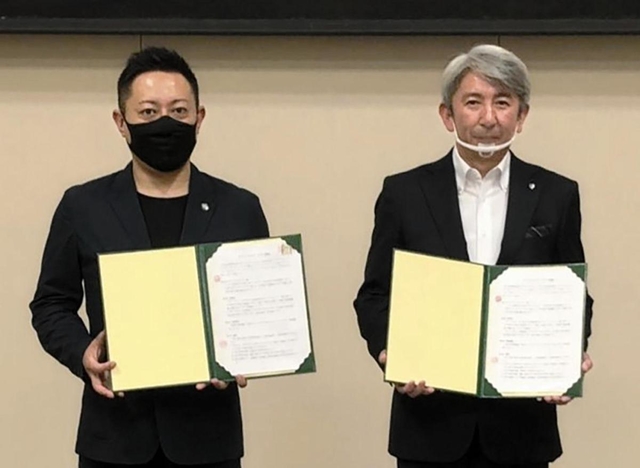 調印式に臨んだ西宮運営会社の渡瀬吾郎社長（左）と第一生命保険の宮田康弘関西営業本部長＝大阪市内（提供写真）