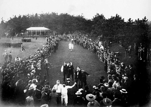 １９０７年にＫＲ＆ＡＣの会員らが催した運動会（高木応光さん提供）