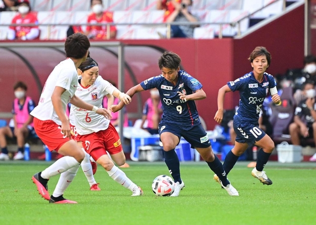 ＩＮＡＣ神戸-浦和　前半、ドリブルで突破を図るＩＮＡＣ神戸の田中（９）、後ろは岩渕（１０）＝ノエビアスタジアム神戸（撮影・秋山亮太）
