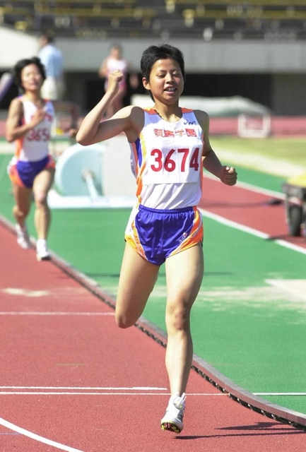 兵庫県高校総体女子１５００メートル　４分２１秒１６の県高校新記録で優勝した１年の小林裕梨子（２００４年撮影）